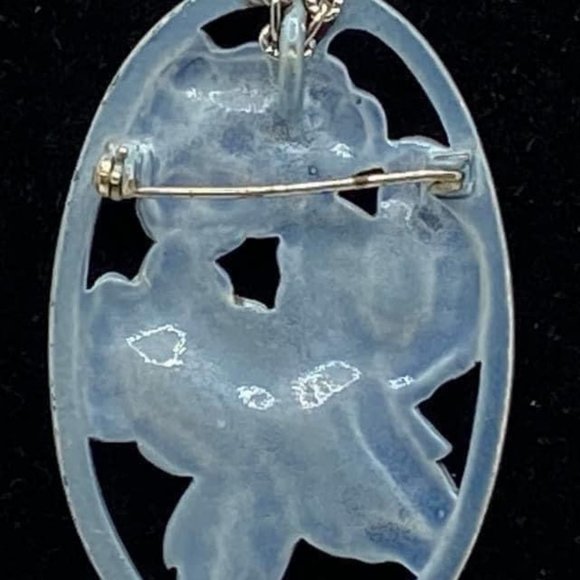 Vintage enameled metal floral pendant brooch silver tone chain necklace. - Picture 4 of 4